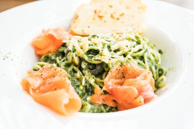 Somon etli spagetti pesto