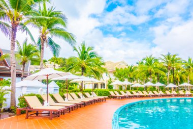 Şemsiyeleri ve sandalyeler Yüzme Havuzu etrafında 