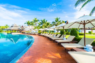 Şemsiyeleri ve sandalyeler Yüzme Havuzu etrafında 