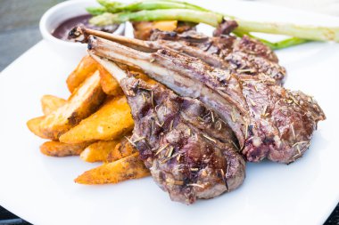 Izgara kuzu pirzolası biftek