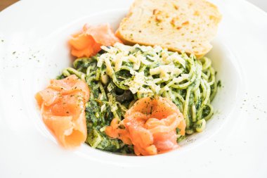 Somon etli spagetti pesto
