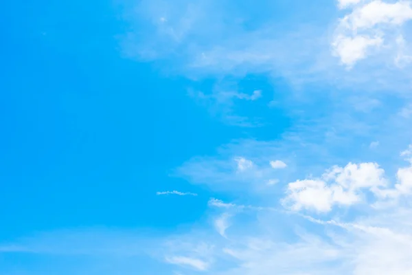 Nubes blancas en el cielo azul — Foto de Stock