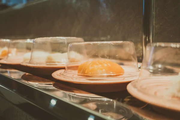 コンベア ベルトの寿司トレイ — ストック写真