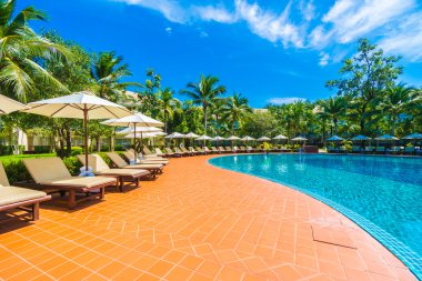 Şemsiyeleri ve sandalyeler Yüzme Havuzu etrafında 