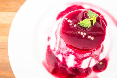 Berry ve meyve panna cotta
