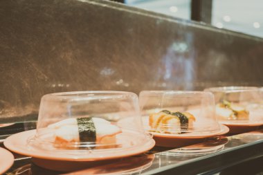 Konveyör bant suşi tepsi