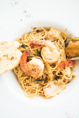 Beyaz tabak spagetti deniz ürünleri