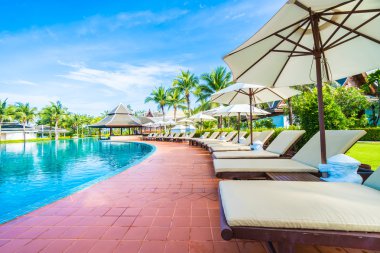 Şemsiyeleri ve sandalyeler Yüzme Havuzu etrafında 