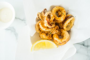 Kızarmış kalamar halkaları