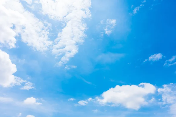 Witte wolken op blauwe lucht — Stockfoto