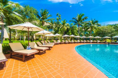 Şemsiyeleri ve sandalyeler Yüzme Havuzu etrafında 