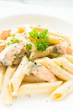 Penne carbonara makarna somon ile
