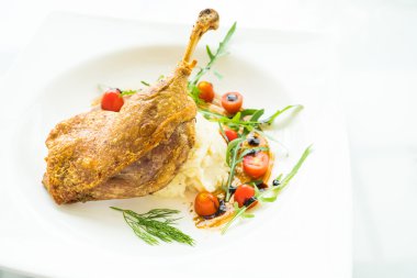 Fried bacak ördek patates salatası ile