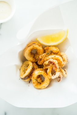 Kızarmış kalamar halkaları