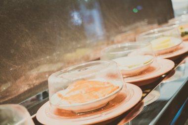 Konveyör bant suşi tepsi