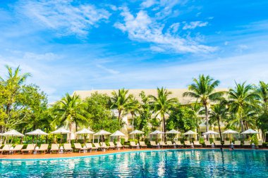 Şemsiyeleri ve sandalyeler Yüzme Havuzu etrafında 