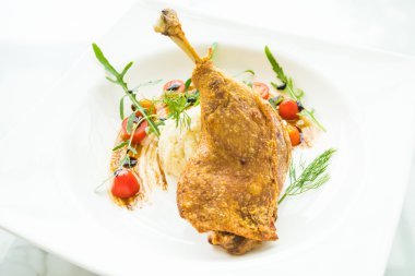 Fried bacak ördek patates salatası ile