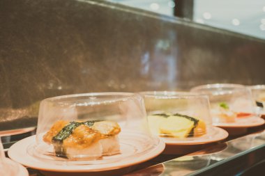 Konveyör bant suşi tepsi