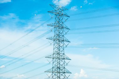 mavi gökyüzünde kutubun elektrik