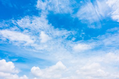 Mavi gökyüzünde beyaz bulutlar