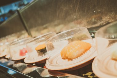 Konveyör bant suşi tepsi