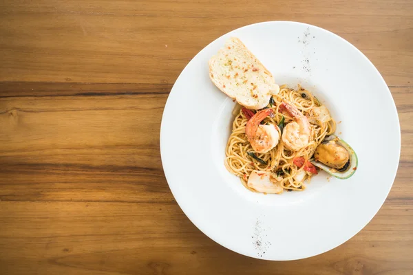Спагетті морепродукти в білій тарілці — стокове фото