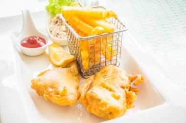 Balık ve patates kızartması ile çip 