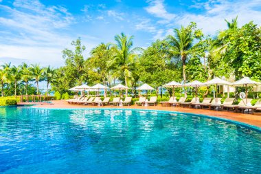 Şemsiyeleri ve sandalyeler Yüzme Havuzu etrafında 