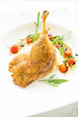 Fried bacak ördek patates salatası ile