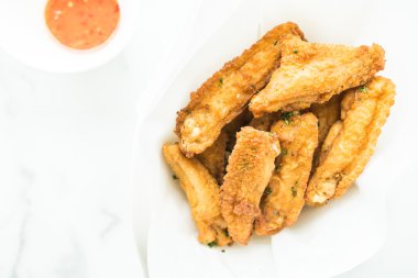 Kızarmış gevrek tavuk kanadı