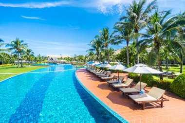 Şemsiyeleri ve sandalyeler Yüzme Havuzu etrafında 