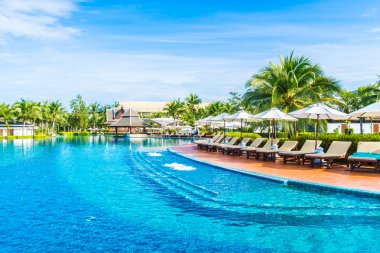 Şemsiyeleri ve sandalyeler Yüzme Havuzu etrafında 