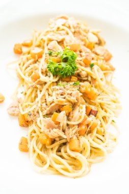 Ton balıklı spagetti malzemelerle