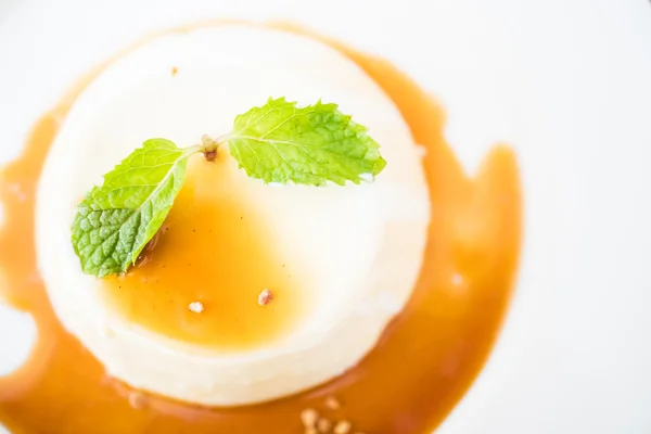 Pudín de caramelo y postre de panna cotta — Foto de Stock