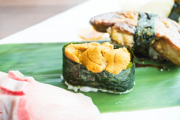 Sushi en hoja verde — Foto de Stock