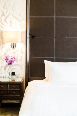 Yatakta beyaz yastıklar