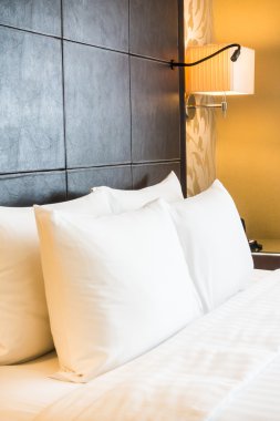 Yatak Dekorasyon beyaz yastıklar