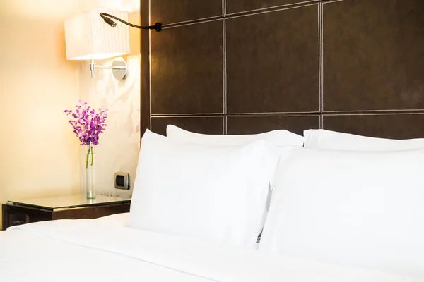 Білі подушки на прикрасі ліжка — стокове фото