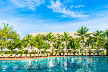 Şemsiyeleri ve sandalyeler Yüzme Havuzu etrafında 