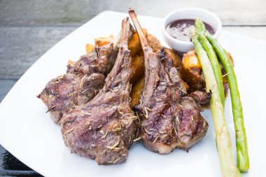 Izgara kuzu pirzolası biftek