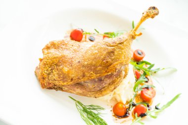 Fried bacak ördek patates salatası ile