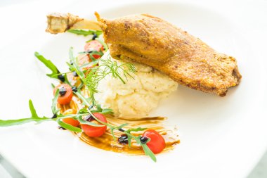 Fried bacak ördek patates salatası ile