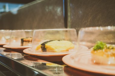 Konveyör bant suşi tepsi