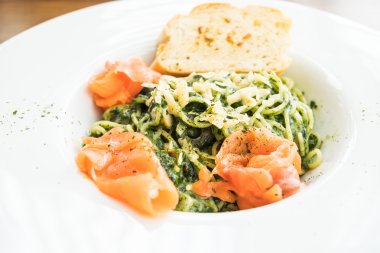 Somon etli spagetti pesto