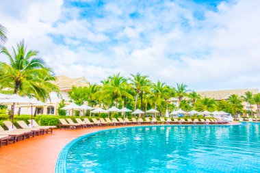 Şemsiyeleri ve sandalyeler Yüzme Havuzu etrafında 