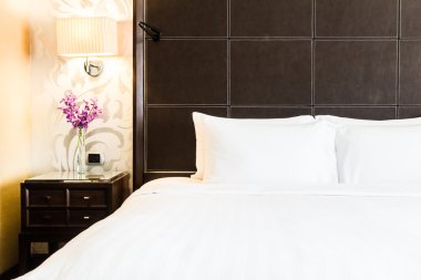 Yatakta beyaz yastıklar