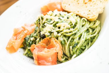 Somon etli spagetti pesto