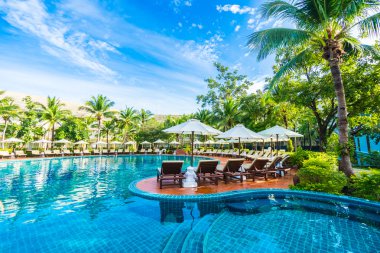 Şemsiye ve Yüzme Havuzu etrafında sandalye