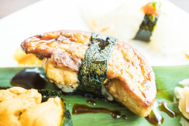 lezzetli Japon suşi