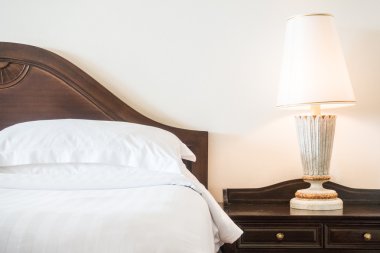 Yatakta beyaz yastıklar